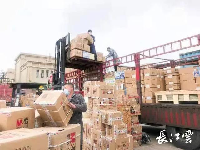 上海第三方物流公司创富物流运输一批服装